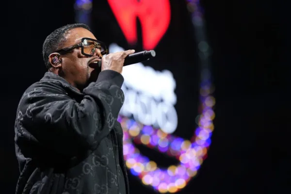 „Black Eyed Peas“ žvaigždė Apl.de.Ap dainuoja į mikrofoną