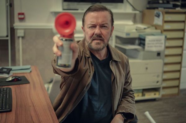 Ricky Gervais soufflant un klaxon