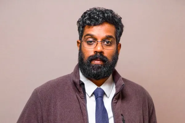 Romesh Ranganathan kot Jonathan v Izogibanju