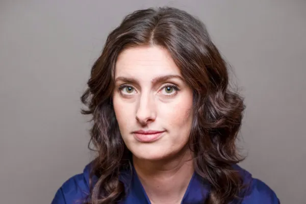 Jessica Knappett kot Claire v filmu Izogibanje.
