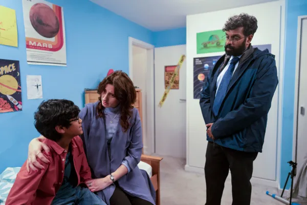 Romesh Ranganathan, Jessica Knappett in Kieran Logendra v filmu Izogibanje.