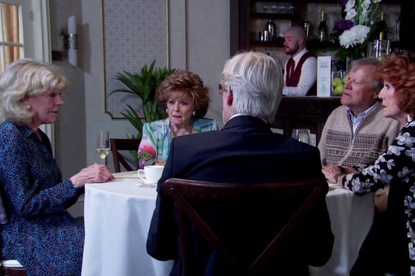   O elenco de Coronation Street estava sentado ao redor de uma mesa de jantar comendo.