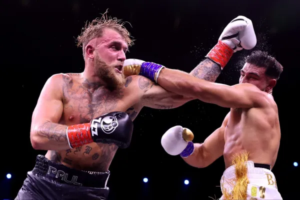 Jake Paul lutando contra Tommy Fury em uma luta de boxe