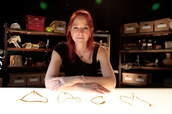 Ime programa: Digging for Britain - TX: n/a - Epizoda: n/a (št. generičnih) - Slike prikazujejo: z zlatimi torkami iz zaklada Leekfrith. Profesorica Alice Roberts - (C) 360Produkcija - Fotograf: Produkcija BBC, TL