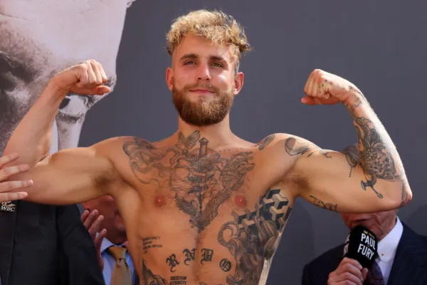 Jake Paul em topless, flexionando os músculos