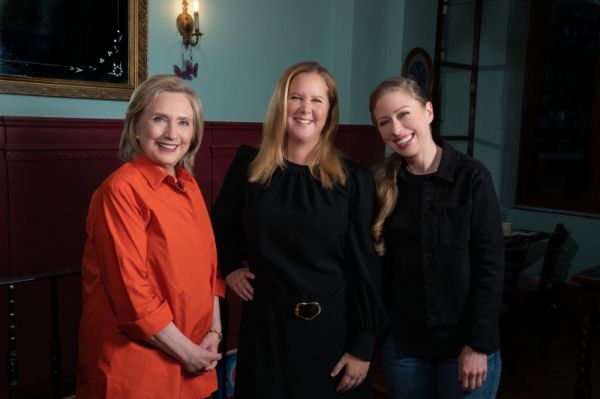   Hillary Clinton e Chelsea Clinton com Amy Schumer (APPLE)