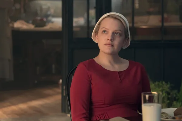 Elisabeth Moss, A Aia
