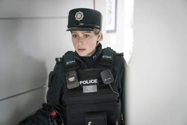 Siân Brooke como Grace Ellis em Blue Lights.