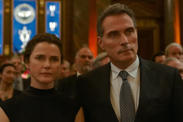 Keri Russell in Rufus Sewell v filmu The Diplomat