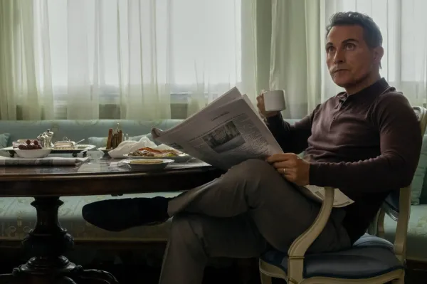 Rufus Sewell como Hal Wyler em O Diplomata