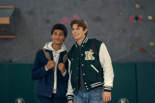 Jaden Michael como Mickey Bolitar e Brian Altemus como Troy de pé e sorrindo em Harlan Coben
