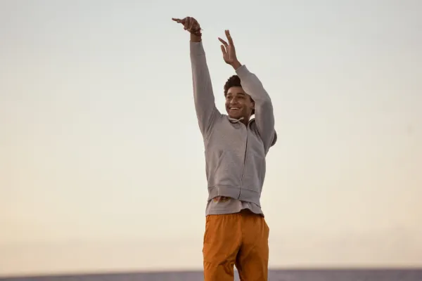 Jaden Michael como Mickey Bolitar jogando basquete em Harlan Coben