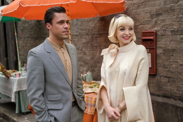 Olly Rix comme Matthew et Helen George comme Trixie dans Call the Midwife.