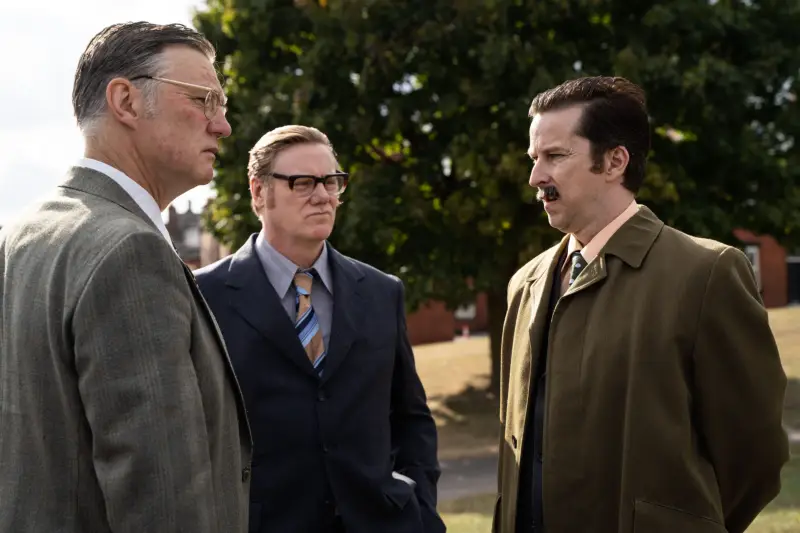 David Morrissey como DCS George Oldfield, Steven Waddington como DS Dick Holland e Lee Ingleby como DCS Jim Hobson em The Long Shadow juntos, parecendo preocupados
