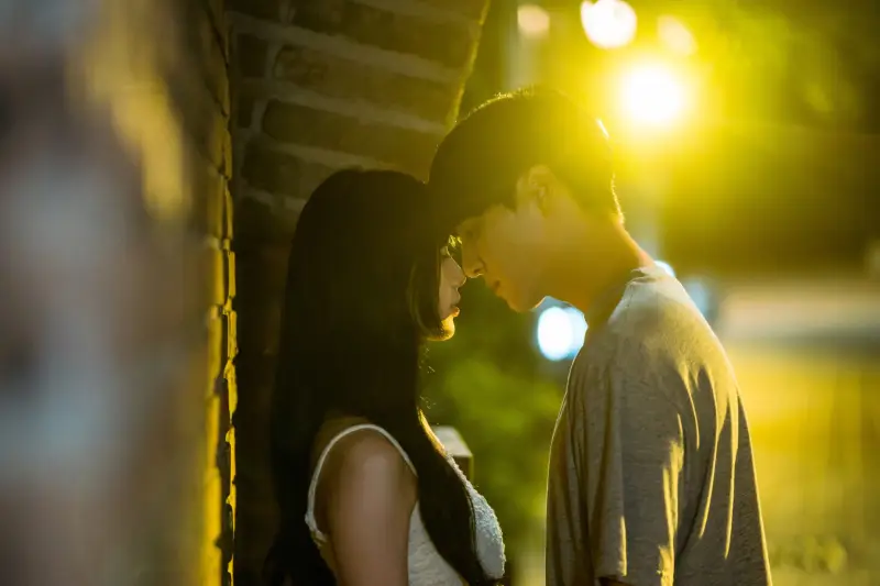 Bae Suzy com a Lee Doona i Yang Se-jong com a Lee Won-jun a DOONA! Estan parats l'un davant de l'altre amb els caps junts