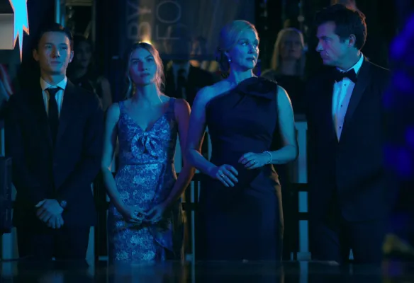 Skylar Gaertner como Jonah Byrde, Sofia Hublitz como Charlotte Byrde, Laura Linney como Wendy Byrde e Jason Bateman como Marty Byrde em roupas elegantes em uma festa de gala parecendo preocupado