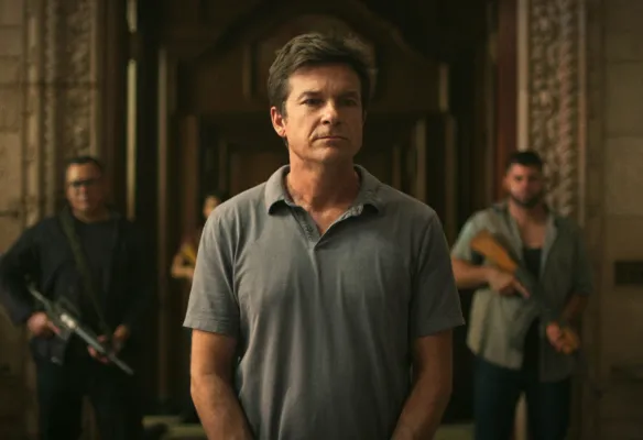 Jason Bateman como Marty Byrde flanqueado por homens armados em Ozark