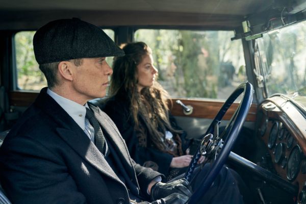 Cillian Murphy e Aimee-Ffion Edwards sentaram-se em um carro em Peaky Blinders