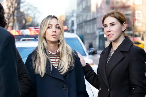 Kaley Cuoco e Zosia Mamet em O Comissário de Bordo