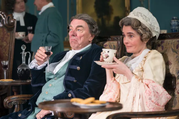 Alun Armstrong como Squire Western e Shirley Henderson como Tia Western em Tom Jones