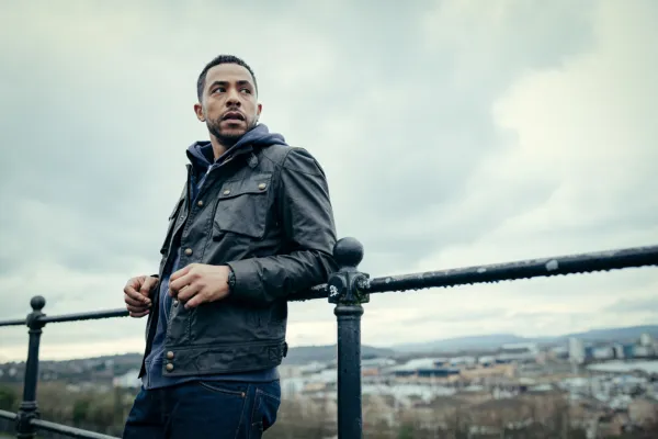 Jack Caffrey (Ukweli Roach) a Wolf, recolzat en unes baranes