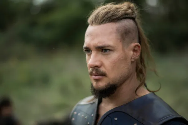 Alexander Dreymon em O Último Reino (Netflix)