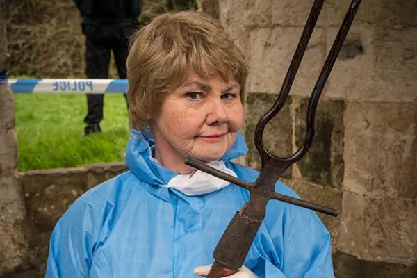 Annet Badland Midsomer Murders filmində Fleur Perkins rolunu oynayır