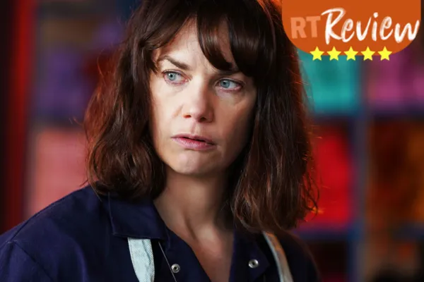Ruth Wilson como Lorna Brady em The Woman in the Wall parecendo preocupada, com um gráfico de cinco estrelas no canto superior direito