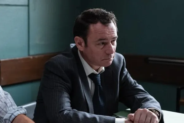 ANDREW LANCEL como DS Paul Sampson.
