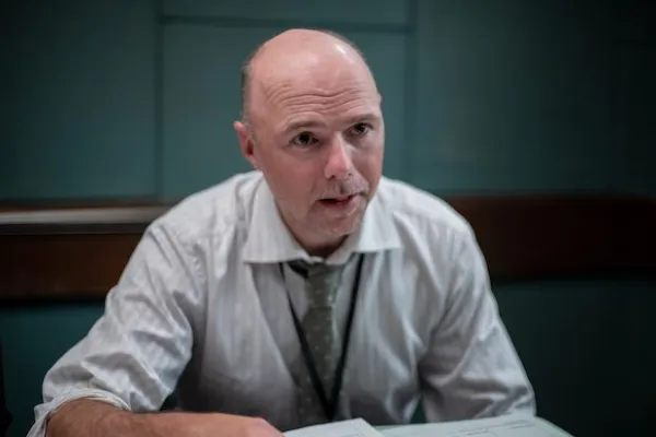 KARL PILKINGTON como DC Phil Bayley