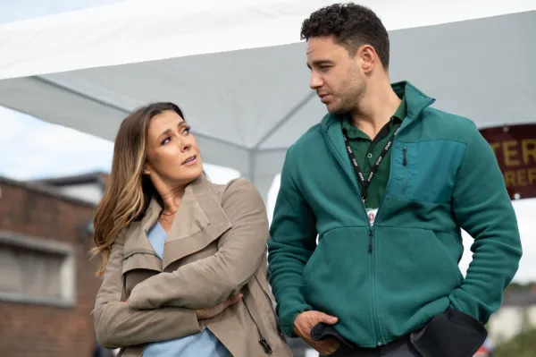 Kym Marsh e Adam Thomas em Waterloo Road.
