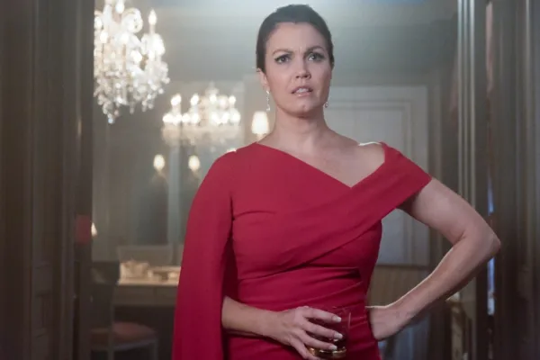 Bellamy Young joue Jessica Whitly dans Prodigal Son on Sky