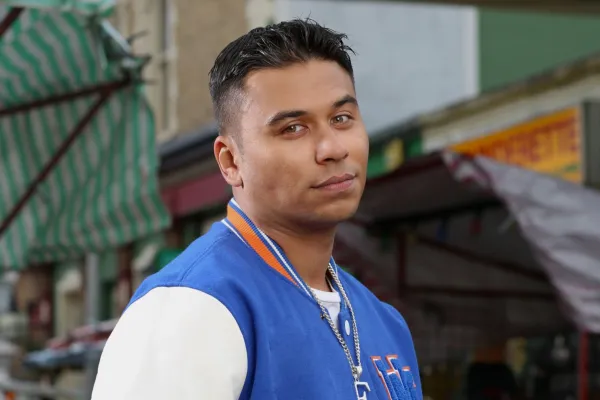 Ricky Norwood mar Fatboy ann an EastEnders le seacaid ball-coise gorm is orains, a’ coimhead a-steach don chamara