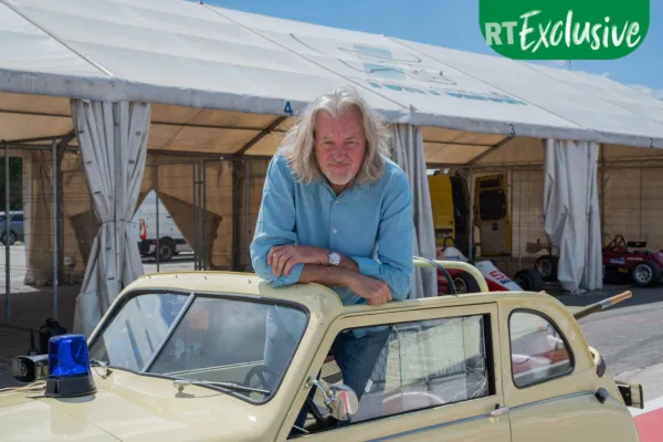 James May inclinando-se para fora de um carro