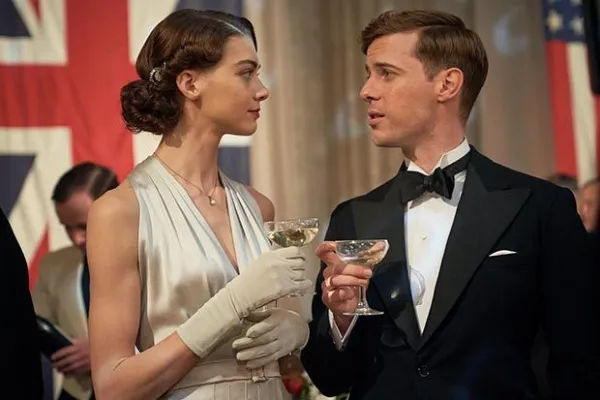 EMMA APPLETON como FEEF SYMONDS e LUKE TREADAWAY como HUGH FENTON