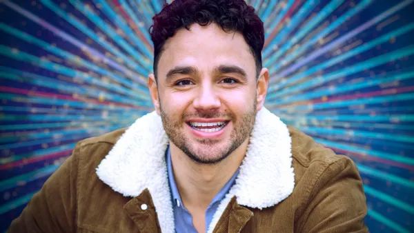 Adam Thomas para Strictly Come Dancing 2023.