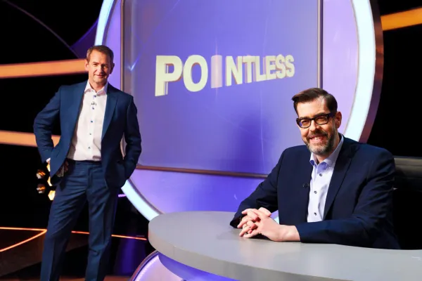 Els amfitrions inútils Richard Osman i Alexander Armstrong