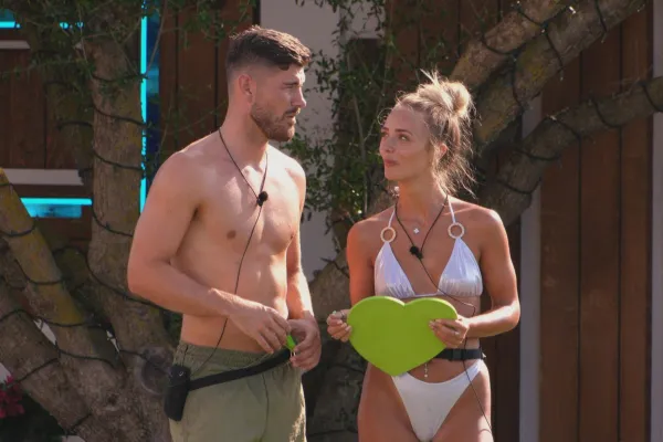 Scott e Abi durante o desafio Couple Goals na Love Island, olhando um para o outro