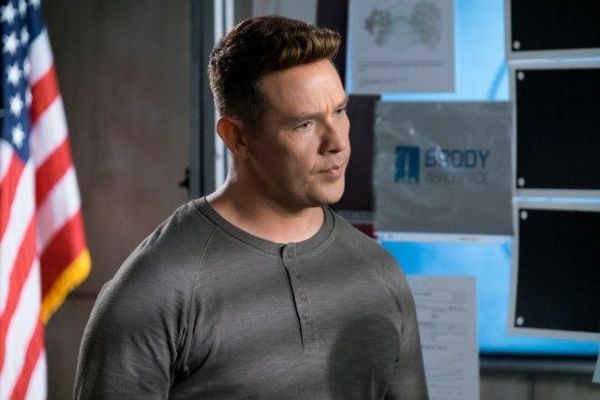Kevin Alejandro interpreta Dan Espinoza em Lúcifer na Netflix
