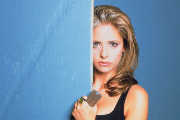 Sarah Michelle Gellar como Buffy Summers em Buffy, a Caçadora de Vampiros.