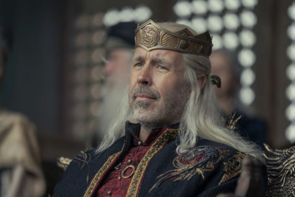 Paddy Considine dans le rôle du roi Viserys Targaryen portant une couronne.