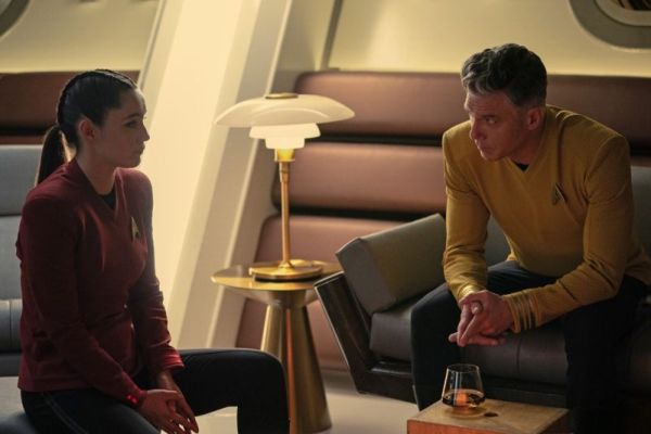 Anson Mount et Christina Chong dans Star Trek : Strange New Worlds