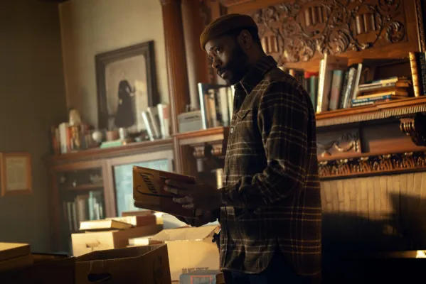 LaKeith Stanfield drži knjigo v The Changeling