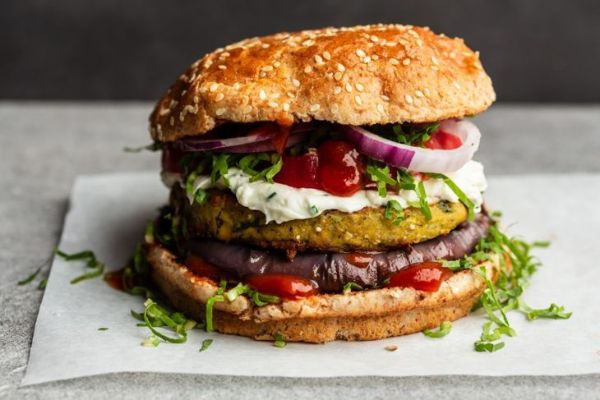 Un hamburger végétarien chargé, l'un des aliments transformés les plus sains que vous puissiez acheter.