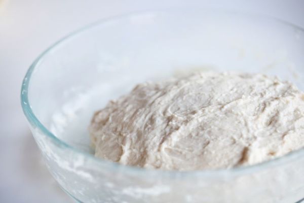 Mélange de pâte préparé pour pétrir et cuire du pain dans un bol en verre