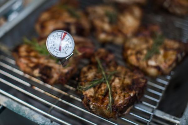 bistecche con un termometro per carne