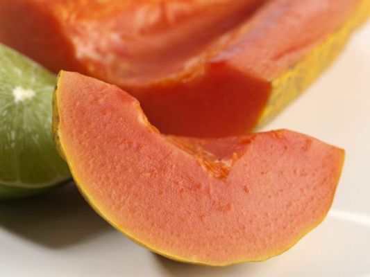 tagliare il succo di papaia e lime