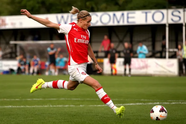 Kelly Smith របស់ Arsenal ស៊ុតបញ្ចូលទីបាន 2-1 អំឡុងពេលការប្រកួតរវាង Chelsea Ladies និង Arsenal Ladies ក្នុង Womens Continental League Cup