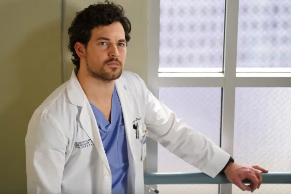 Giacomo Gianniotti em Cinza