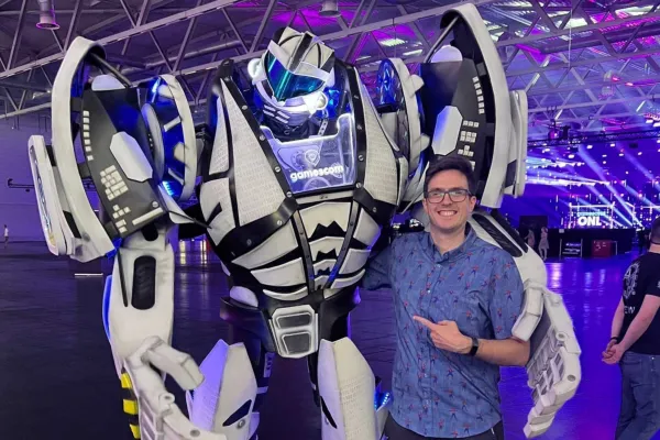 Urednik iger, Rob Leane (desno), z robotom Gamescom na Opening Night Live 2023.